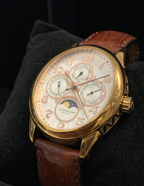 Jam Aviator dengan tampilan moonphase